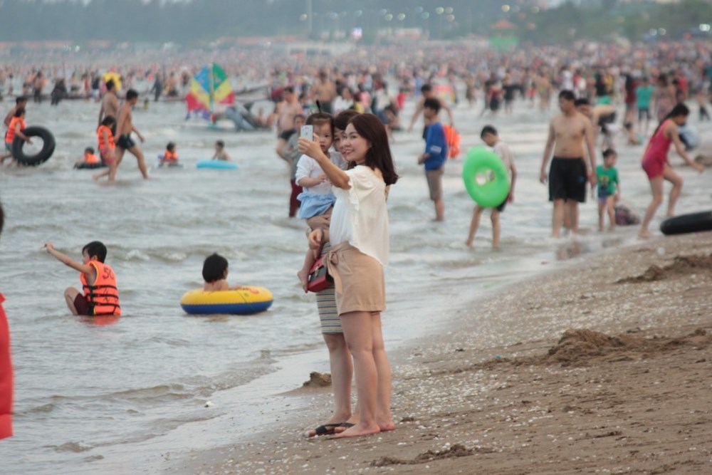 Biển Cửa Lò như được thiêu đốt bởi những thiếu nữ nóng bỏng - Ảnh 9 Biển Cửa Lò như được thiêu đốt bởi những thiếu nữ nóng bỏng - Ảnh 9