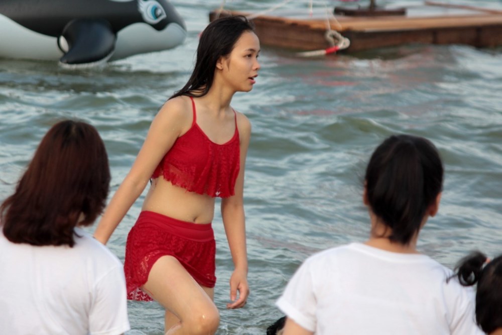 Biển Cửa Lò như được thiêu đốt bởi những thiếu nữ nóng bỏng - Ảnh 3 Biển Cửa Lò như được thiêu đốt bởi những thiếu nữ nóng bỏng - Ảnh 3