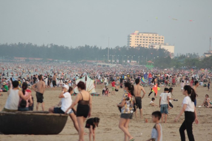 Biển Cửa Lò như được thiêu đốt bởi những thiếu nữ nóng bỏng - Ảnh 10 Biển Cửa Lò như được thiêu đốt bởi những thiếu nữ nóng bỏng - Ảnh 10