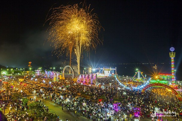 Ngắm pháo hoa dịp lễ 30/4 tại biển Cửa Lò - Ảnh 4