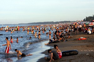 Du Khách Đến Cửa Lò Tăng Cao Vào Dịp Hè Du Khách Đến Cửa Lò Tăng Cao Vào Dịp Hè