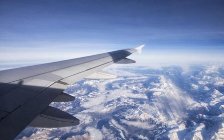 10 Vật Dụng Thiết Yếu Cho Một Chặng Bay Dài