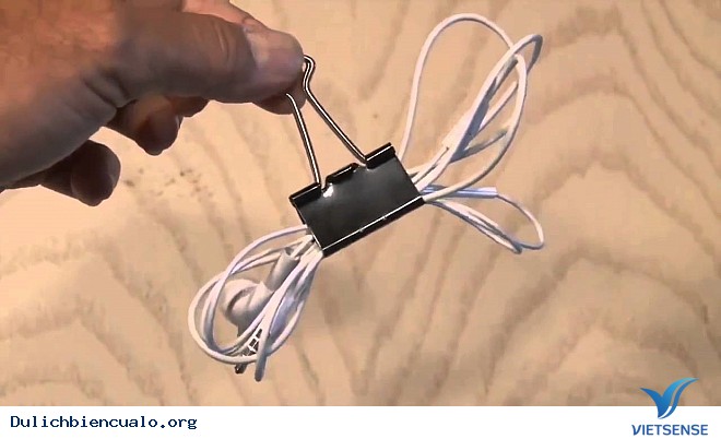 Mẹo cuộn và giữ tai nghe bằng kẹp Mẹo cuộn và giữ tai nghe bằng kẹp