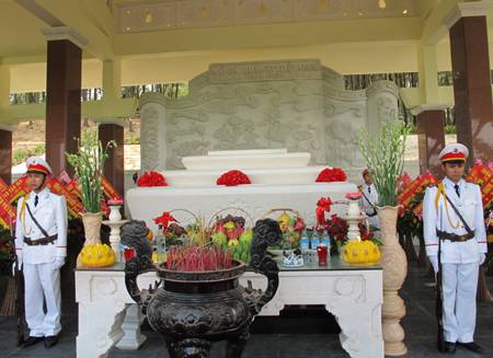 Khu Di Tích Mộ Bà Hoàng Thị Loan - Ảnh 1